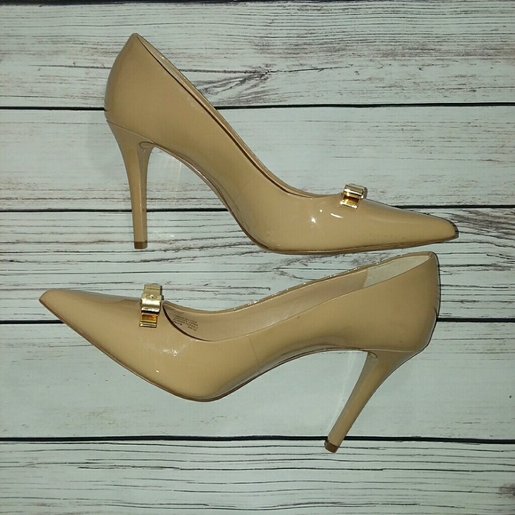 MICHAEL KORS TAN NUDE PATENT PUMPS HEELS GOLD BOWS - Picture 4 of 8